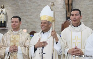 Newly ordained Fr. Gustavo López, left, and Fr. Edwin Ruiz, right, with Bishop Héctor Pizarro